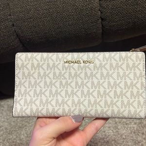 Michael kors jet set wallet